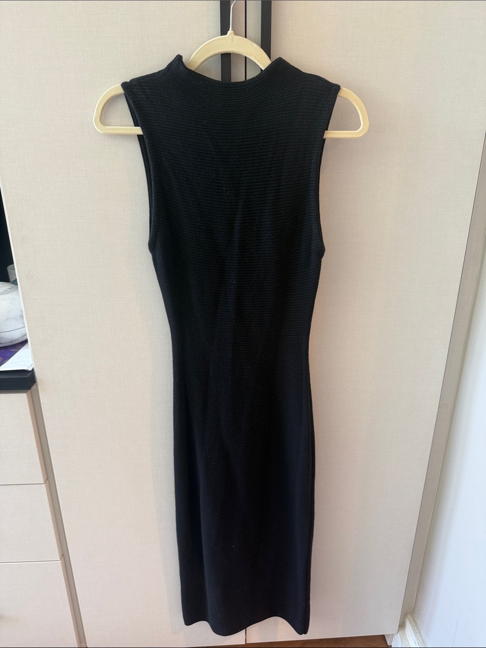 Alice + Olivia Black Sleeveless Ribbed Midi Dress